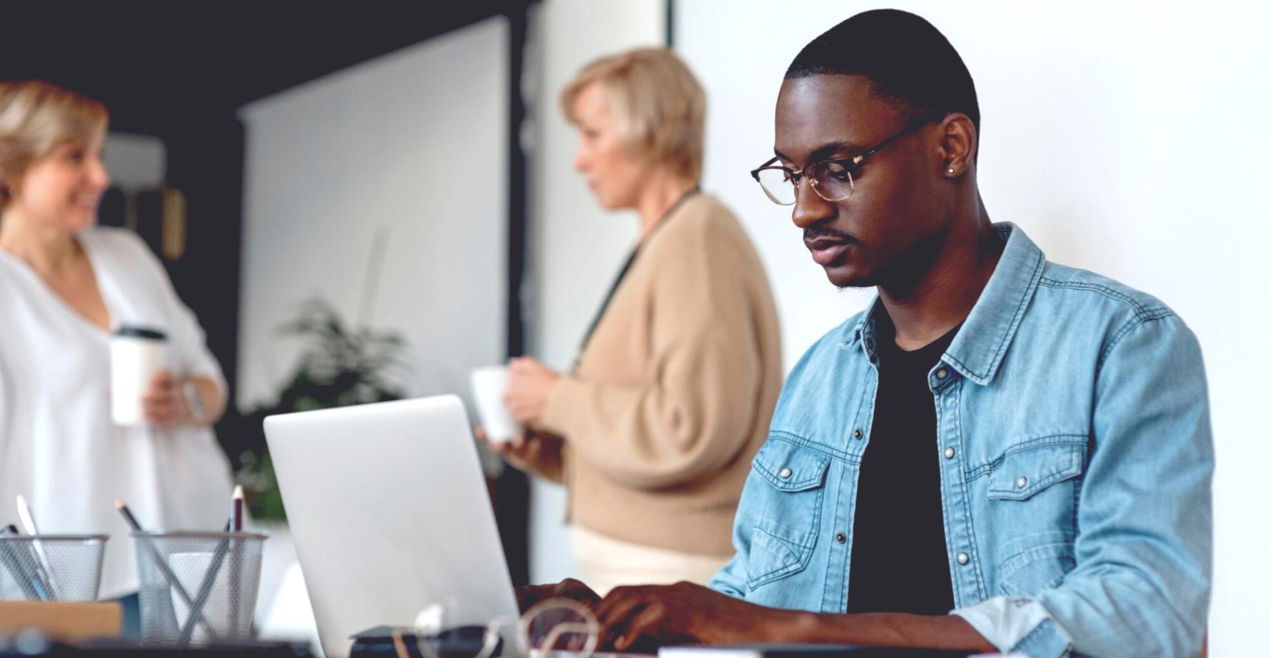 Finanzplanung Arbeitsplatz mit Dokumenten und Laptop